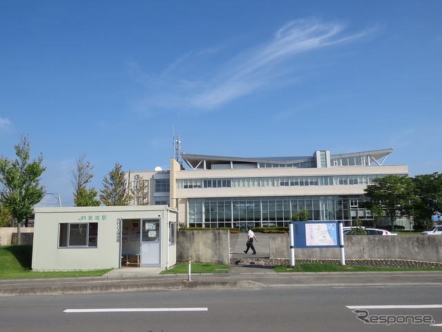 新地駅:代行バスの新地駅停留所は新地町役場近くに設けられている。