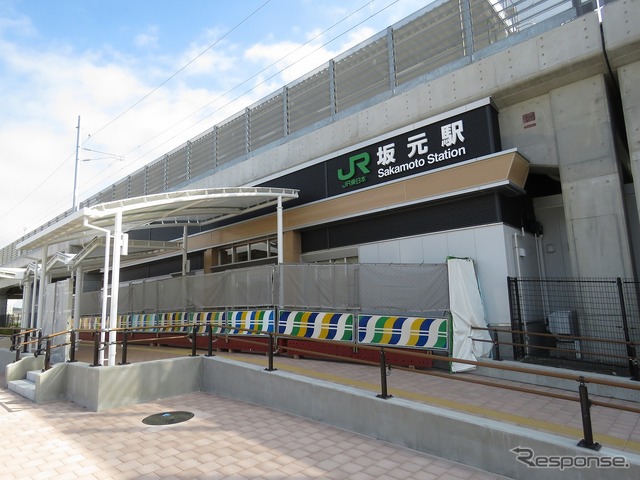 坂元駅:新駅西側の駅前広場もほぼ完成している。