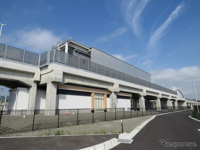 坂元駅：新駅の東側。ホームのある部分だけ高架橋が出っ張っている。