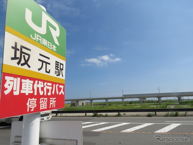 坂元駅：代行バス停留所のバスポールと新ルートの高架橋。