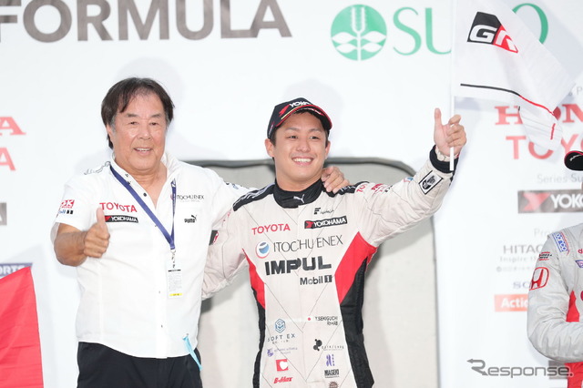 SUGO戦を制した関口雄飛(左はインパルの星野一義監督)。