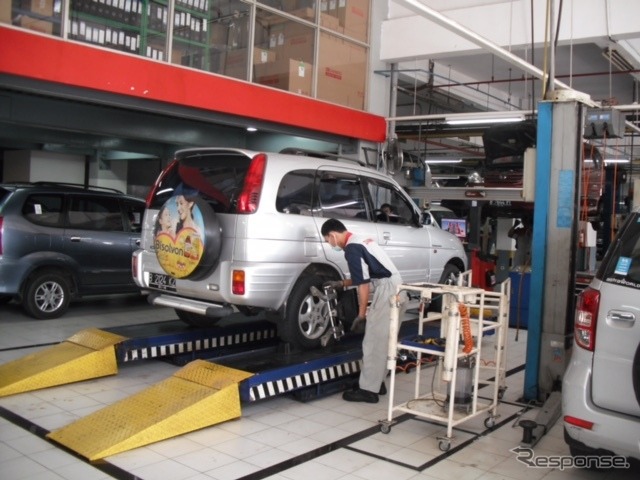 新車ディーラーの整備工場