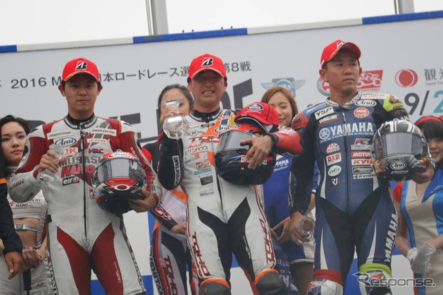 左から2位の高橋、優勝した山口、3位の中須賀