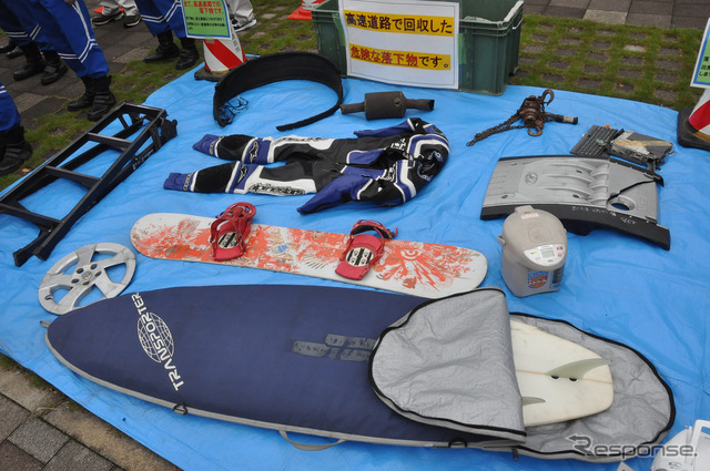 高速道路での落下物が展示されていた。この落下物が原因の事故もあるので、常に注意が必要だ