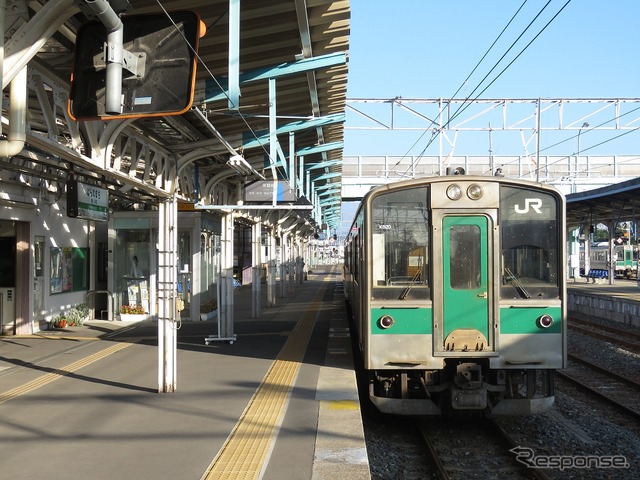 相馬~仙台間の普通列車は震災前と同じ本数で運行される。写真は原ノ町駅で発車を待つ普通列車。