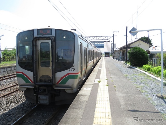 相馬~仙台間の普通列車は震災前と同じ本数で運行される。写真は浜吉田駅で発車を待つ普通列車。