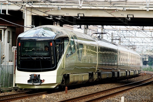 未来的なスタイリングはこれまでの鉄道車両にはなかったもの。何の予備知識も無く、四季島と遭遇すると「なんだこりゃ?」となる。駅通過時にたまたま目撃し、驚いている人が目立つ。