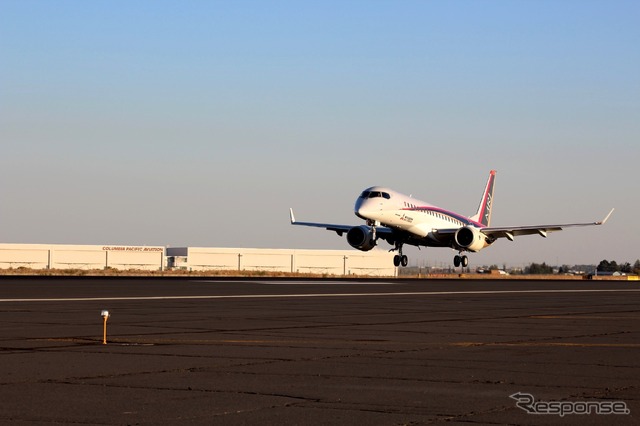 グラントカウンティ空港に着陸するMRJ