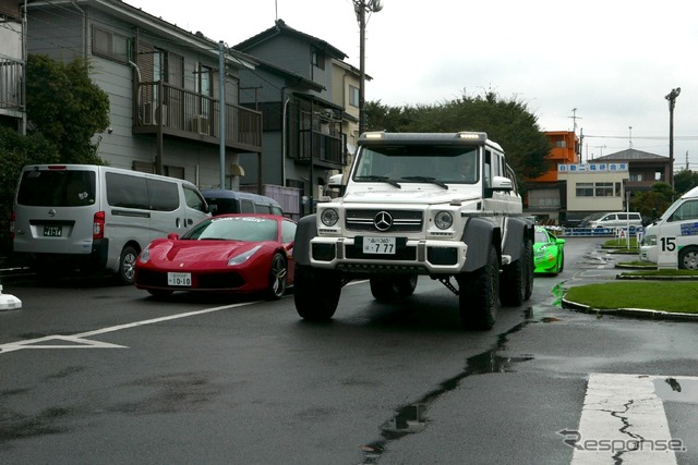 メルセデスベンツ G63 AMG 6×6(向かって右)