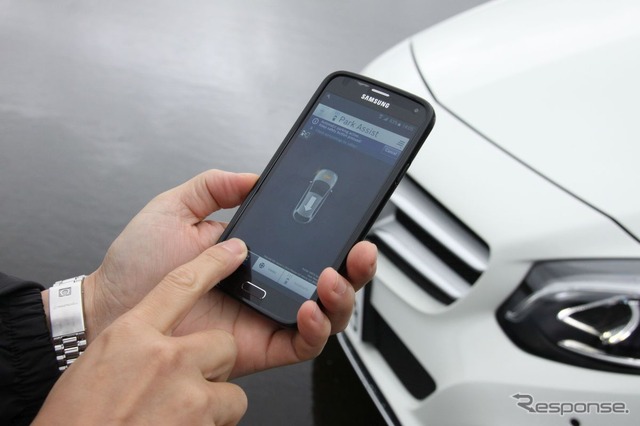 自動駐車はスマホで。デッドマンスイッチになっているので、指がはなれるとシーケンスは中断される