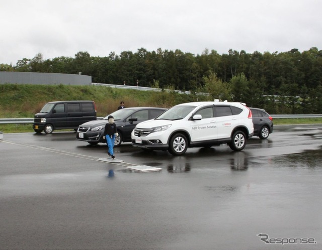 AEB Pedstrian:駐車車両があるため、直前まで歩行者は見えない