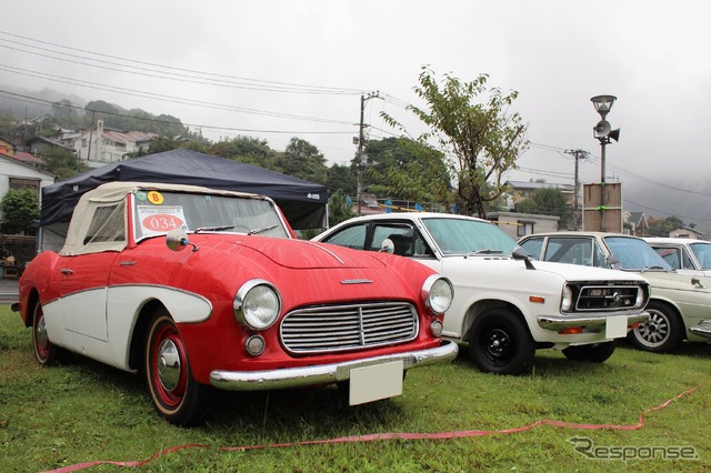 ダットサン フェアレディ(左)、日産サニー(右)