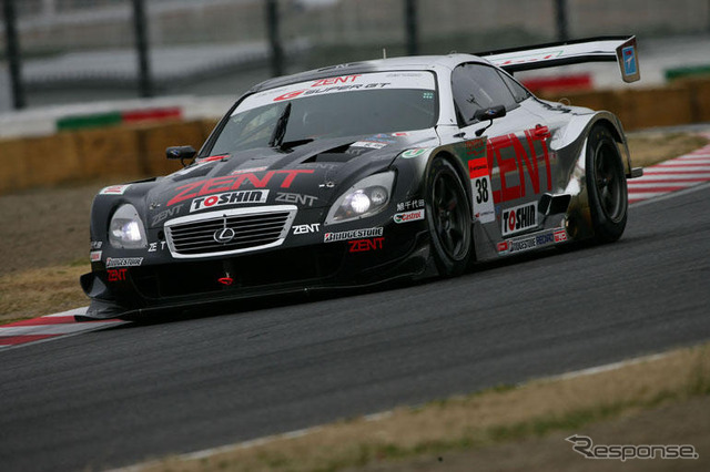 【SUPER GT 第1戦】最終周回で波乱、逆転劇