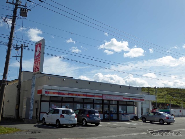 日本最北端のコンビニ「セイコーマート・とみいそ店」。宗谷岬へ向かう国道沿いにある