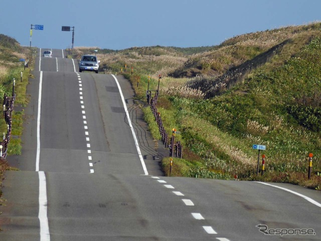 サロベツ原野の中を走る道路は緩やか起伏とカーブが入り交じり快適なドライブが楽しめる