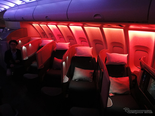 キャセイパシフィック航空B747の最終運航(羽田→香港、10月1日)を担ったB747(B-HUJ)。ビジネスクラス(C)アッパーデッキ