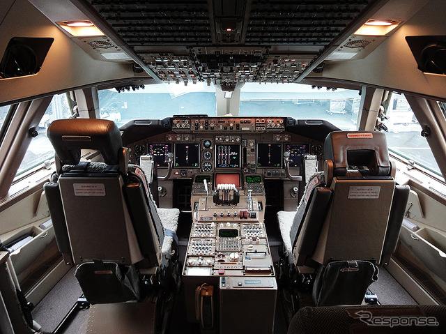 キャセイパシフィック航空B747旅客機の最終運航(羽田→香港、10月1日)を担った登録記号B-HUJ機。コックピット