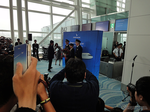 キャセイパシフィック航空B747旅客機の最終運航(羽田→香港、10月1日)、羽田空港出発前セレモニーのようす