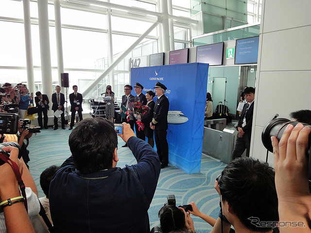 キャセイパシフィック航空B747旅客機の最終運航(羽田→香港、10月1日)、羽田空港出発前セレモニーのようす