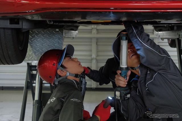 「整備・塗装職業体験」と「モノづくり体験」に参加する子どもたち(Be a driver. Experience at FUJI SPEEDWAY)