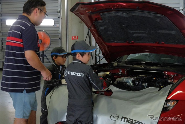 「整備・塗装職業体験」と「モノづくり体験」に参加する子どもたち(Be a driver. Experience at FUJI SPEEDWAY)