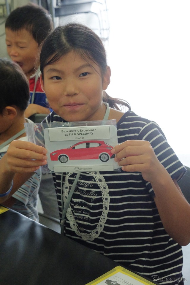 「整備・塗装職業体験」と「モノづくり体験」に参加する子どもたち(Be a driver. Experience at FUJI SPEEDWAY)