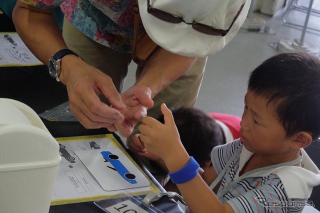 「整備・塗装職業体験」と「モノづくり体験」に参加する子どもたち(Be a driver. Experience at FUJI SPEEDWAY)