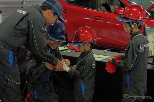 「整備・塗装職業体験」と「モノづくり体験」に参加する子どもたち(Be a driver. Experience at FUJI SPEEDWAY)