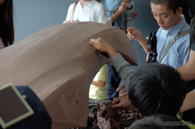 「整備・塗装職業体験」と「モノづくり体験」に参加する子どもたち(Be a driver. Experience at FUJI SPEEDWAY)