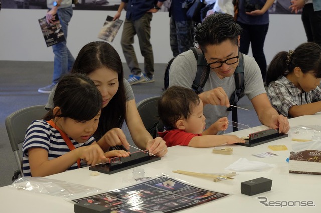 「整備・塗装職業体験」と「モノづくり体験」に参加する子どもたち(Be a driver. Experience at FUJI SPEEDWAY)