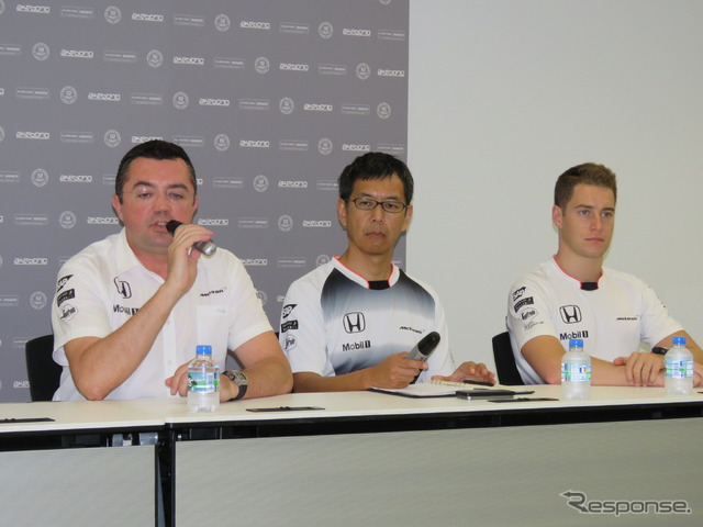 マクラーレンの(左から)ブーリエ氏、今井氏、バンドーン選手。