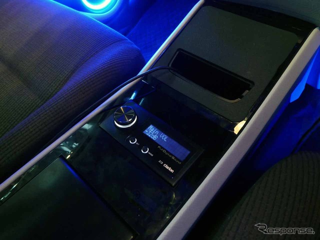 FDSのコントローラーは厚やいやすさを重視して中央コンソールに装着た