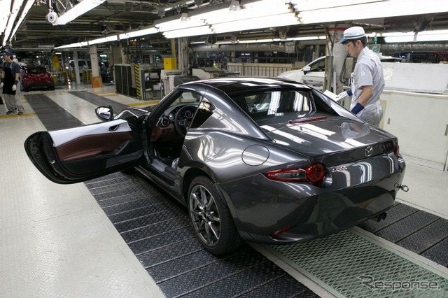 マツダ MX-5 RF（ロードスターRF）の量産第一号車（欧州仕様車）