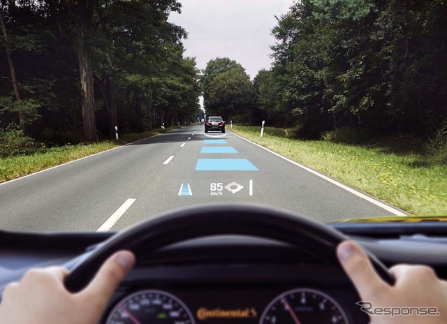前方7m先に像を投影するため、まるで道路上にガイドが表示されているように見える