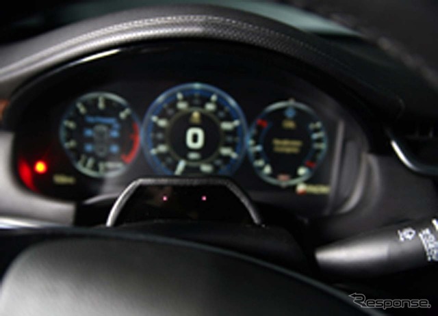 車内にはカメラが設置され、ドライバーの健康状態や運転状況を常に監視できる