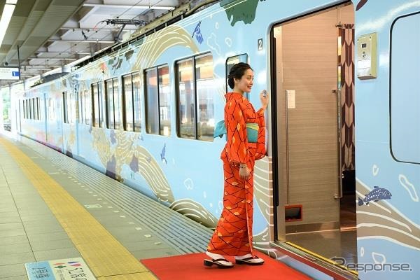 西武「52席の至福」は12月18日から新宿線での運行を開始。初日は着物で乗車するプランが企画された。