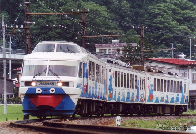 今年の「富士急電車まつり」は旧『フジサン特急』の2000系を展示。車内や運転台も見学できる。