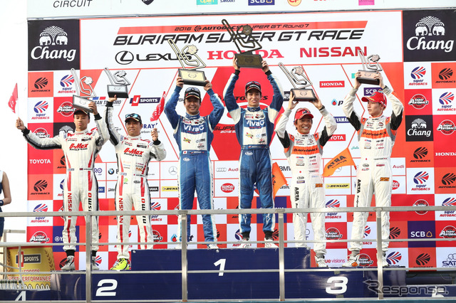 GT300クラスの表彰式。