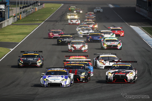 GT300の1コーナー先陣争い。