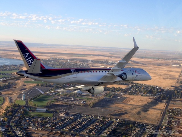 モーゼスレイク上空のMRJ　〈写真提供　三菱航空機〉