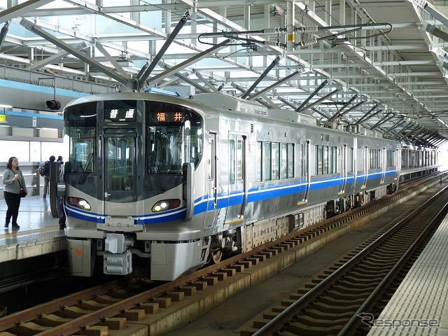 JR西日本は在来線の乗務員にも「iPad」を携行させると発表した。写真は北陸本線の普通列車。