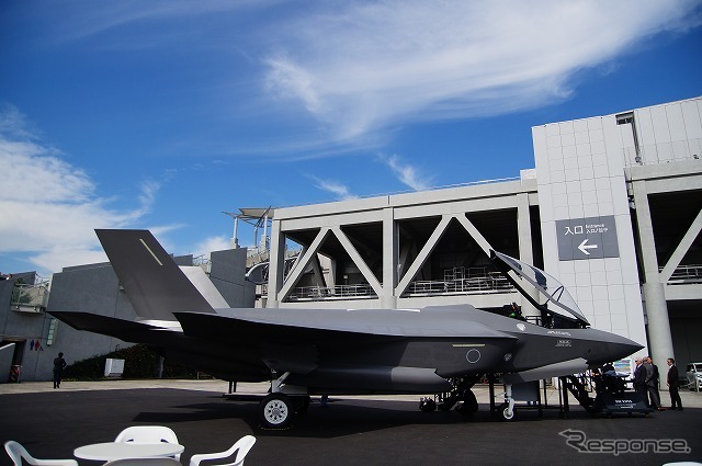 最新鋭のステルス戦闘機「F-35A」の実物大モックアップを展示。模型とはいえ、最新鋭機と同じ形をしたものに接近できるというのは見逃せないチャンス。