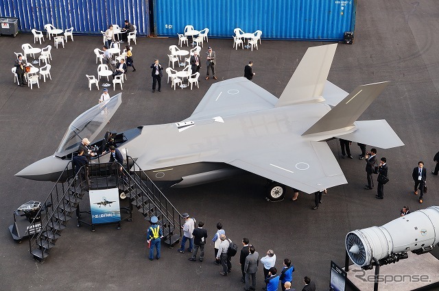 最新鋭のステルス戦闘機「F-35A」の実物大モックアップを展示。模型とはいえ、最新鋭機と同じ形をしたものに接近できるというのは見逃せないチャンス。