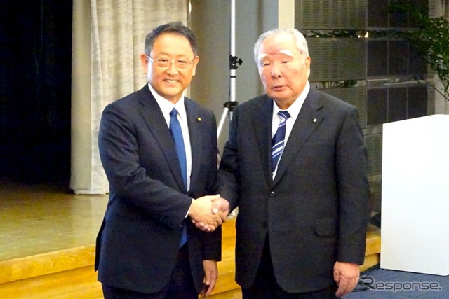 トヨタ自動車の豊田章男社長（向かって左）とスズキの鈴木修会長　《撮影　池原照雄》