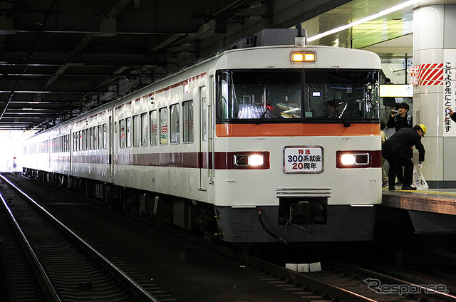 「日光夜行」を担う東武300系