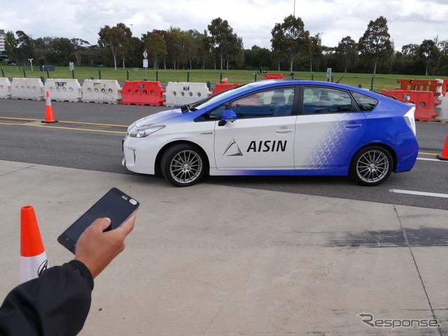 スマートフォンの操作による無人駐車のデモ。白線と障害物を認識して自動駐車する