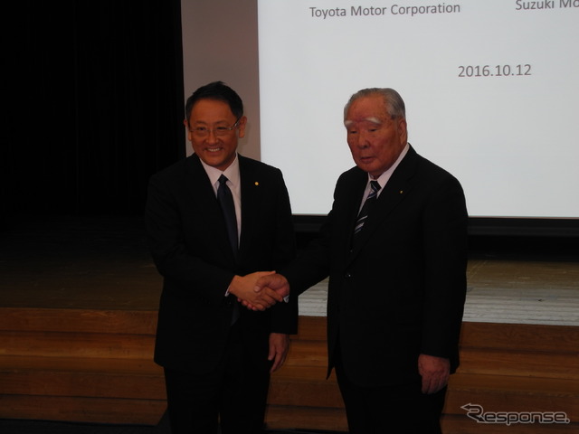 トヨタ自動車の豊田章男社長(左)とスズキの鈴木修会長