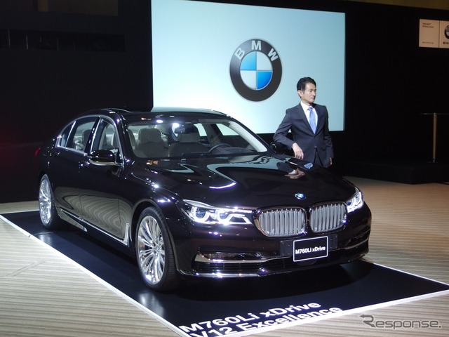 東京で披露されたBMW M760Li xDrive。人物はBMWブランド・マネジメントディビジョンの岡田裕治プロダクト・マーケティングマネジャー 〈撮影 高木啓〉