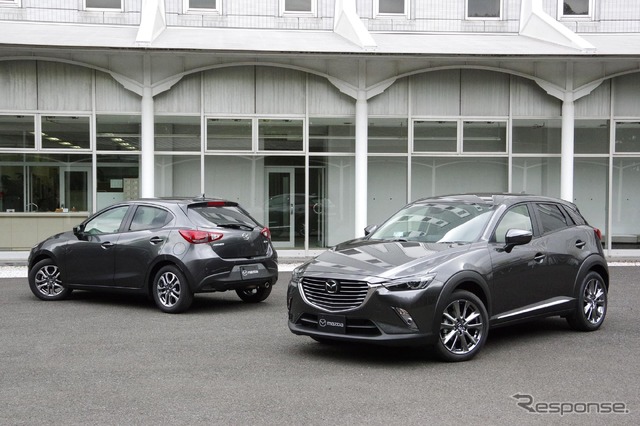 新色「マシーングレー」を採用したマツダ CX-3 改良新型(右)とデミオ 改良新型(左)