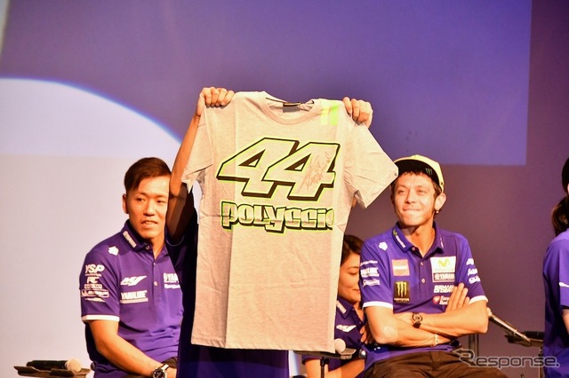 5人のヤマハMotoGPライダーがそれぞれプレゼントを用意し、抽選で当たったファンに手渡された。